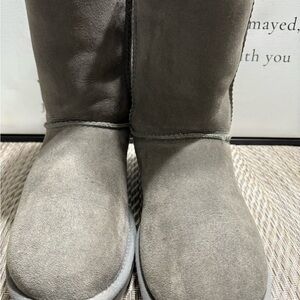 UGG Gray Winter Boots Women’s SZ 8. Box7